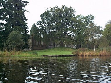 Inchmahome Priory - from Lake.jpg (41145 bytes)