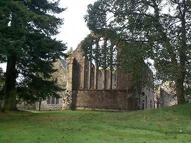 Inchmahome Priory.jpg (46401 bytes)